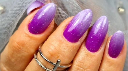 Stylowe fioletowe paznokcie w Mona Nails and Beauty Studio, Wellingborough, England, GB.