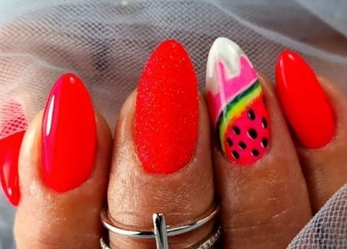 Kolorowe paznokcie w Mona Nails and Beauty Studio, Wellingborough, England, GB.