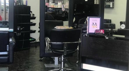Behind the Mirror Hair Salon imaginea 3