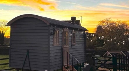 Htj_Beauty's cozy retreat at sunset in Eccelshall, England, GB, with charming outdoor lights.