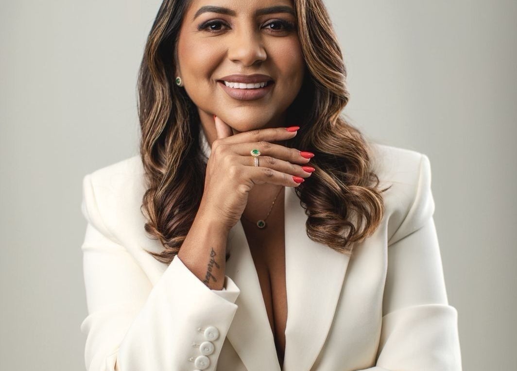 Professional portrait at Sandra Style and Art Gosieweg, Willemstad, Curaçao, CW. Elegant woman in white suit.