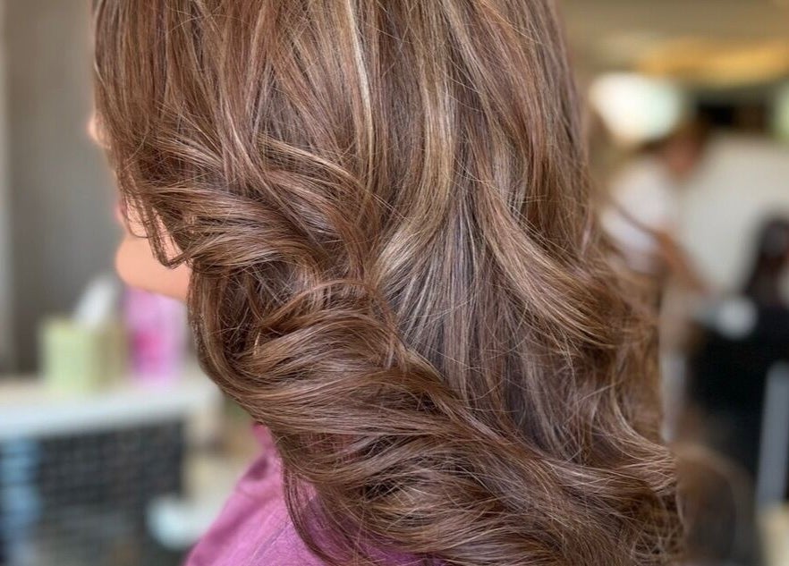 Stylish wavy hair in Chair-Sam Slater salon, Birmingham, England, GB. Enhance your look today.