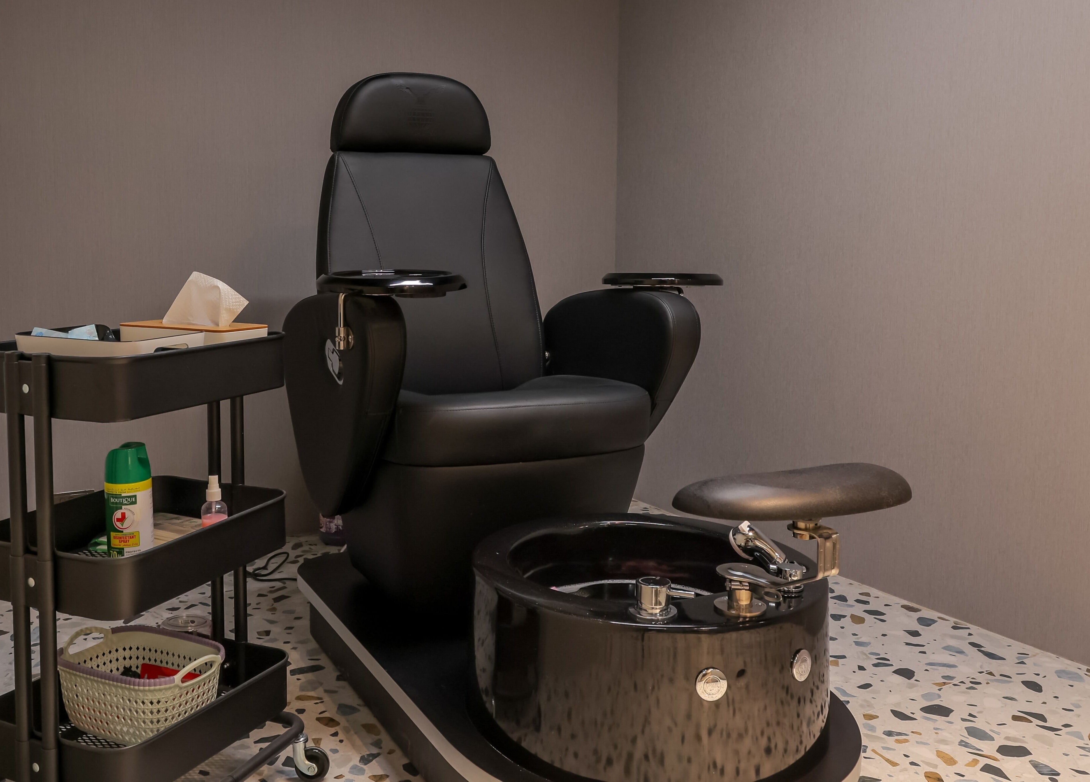 Luxurious pedicure chair at Hairpage, Saar BH, offering a relaxing spa experience.