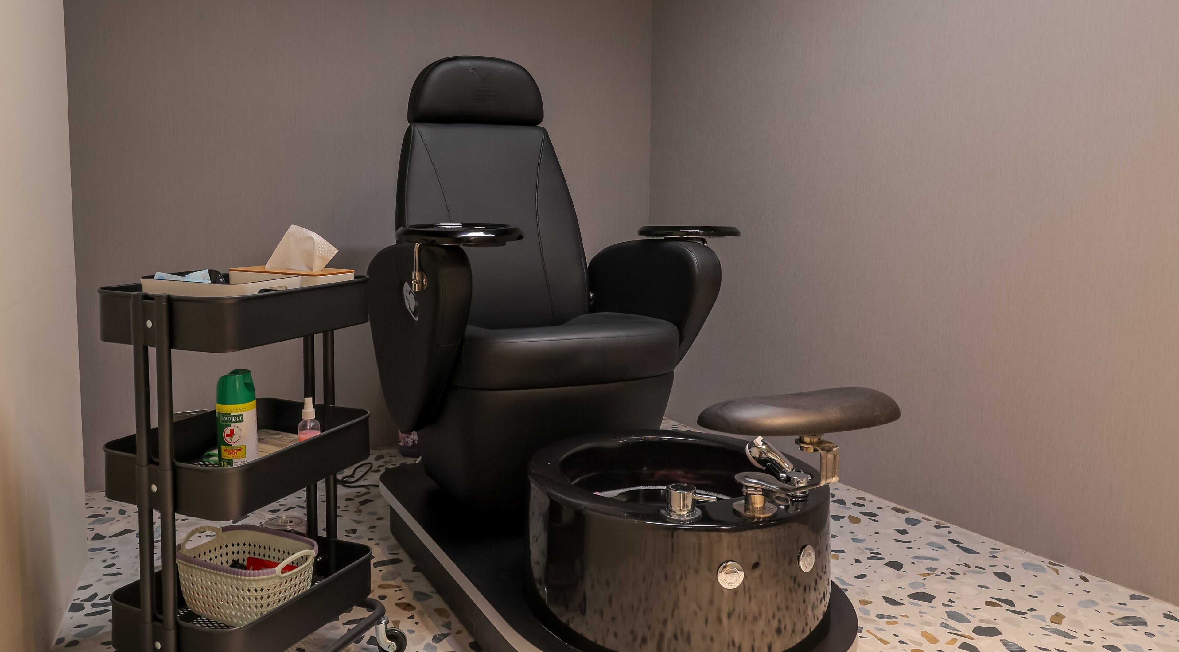 Luxurious pedicure chair at Hairpage, Saar BH, offering a relaxing spa experience.