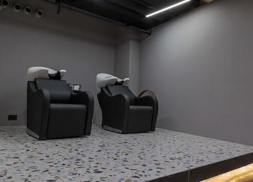 Modern shampoo chairs at Hairpage in Saar, BH, providing comfort and style.