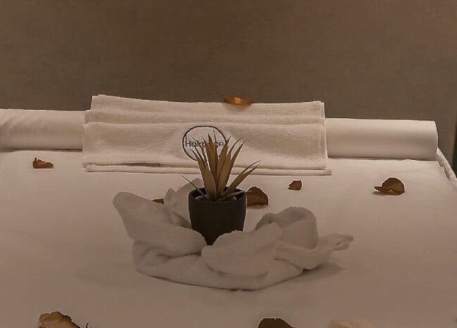 Elegant spa bed setup with towels at Hairpage in Saar, BH, ideal for luxurious relaxation.