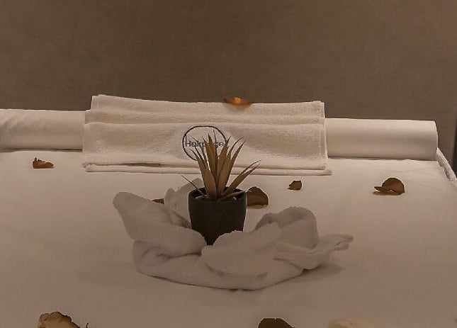 Elegant spa bed setup with towels at Hairpage in Saar, BH, ideal for luxurious relaxation.