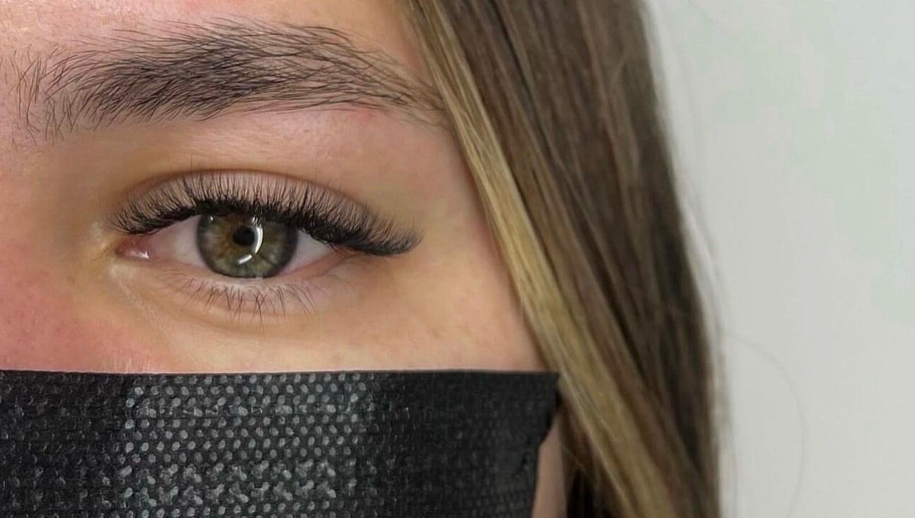 Extensiones de pestañas aplicadas en Lasheous By Y, Toa Baja, Toa Baja, PR, realzan una mirada cautivadora.