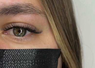 Extensiones de pestañas aplicadas en Lasheous By Y, Toa Baja, Toa Baja, PR, realzan una mirada cautivadora.