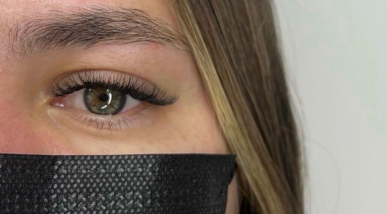 Extensiones de pestañas aplicadas en Lasheous By Y, Toa Baja, Toa Baja, PR, realzan una mirada cautivadora.