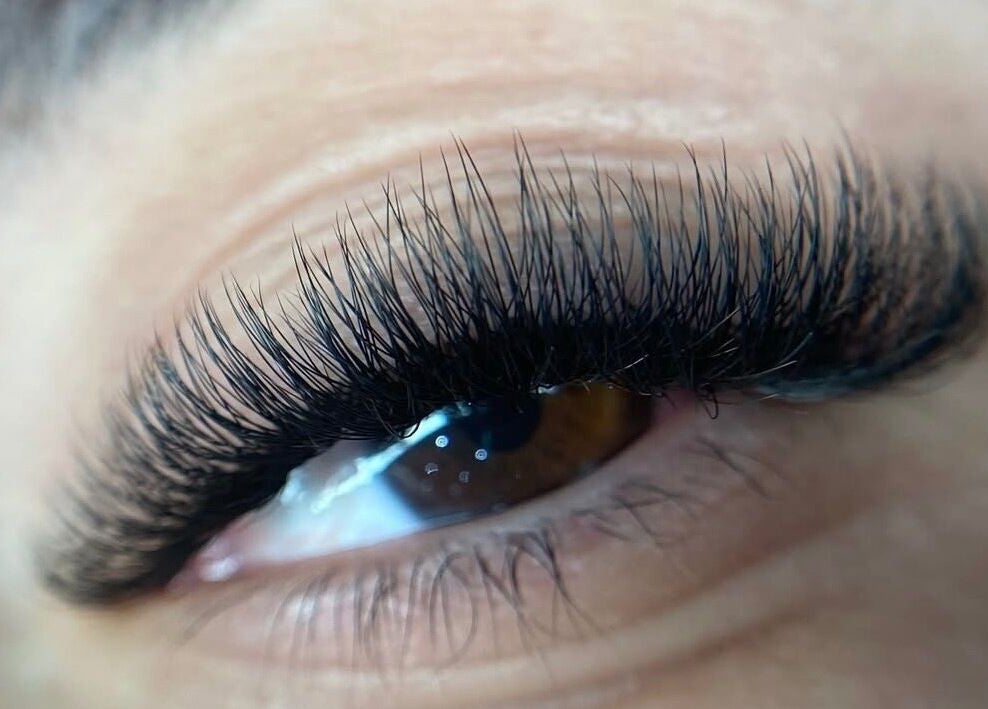 Extensiones de pestañas en Lasheous By Y, Toa Baja, Toa Baja, PR, resaltando belleza natural.