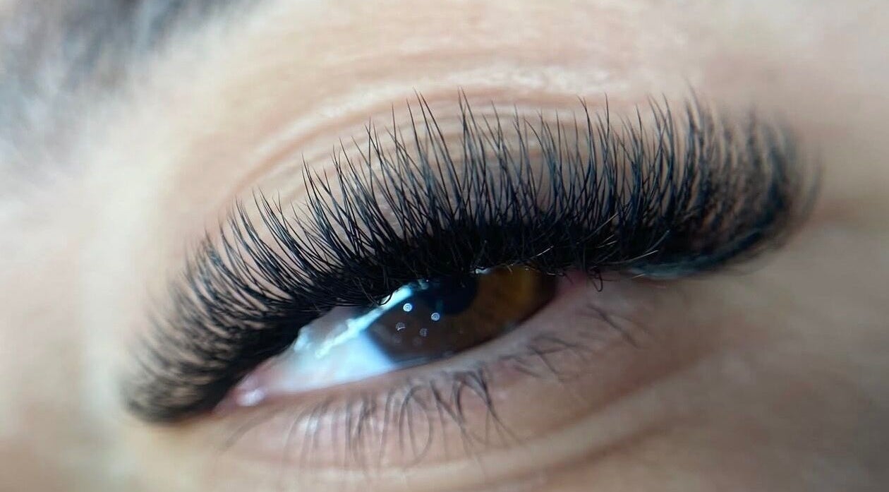 Extensiones de pestañas en Lasheous By Y, Toa Baja, Toa Baja, PR, resaltando belleza natural.