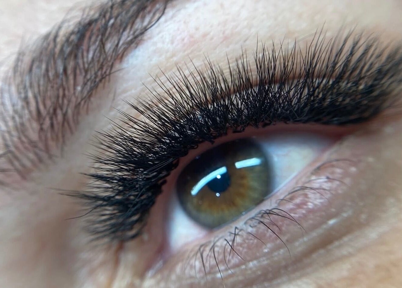 Primer plano de extensiones de pestañas en Lasheous By Y, Toa Baja, Toa Baja, PR, mostrando una mirada impactante.