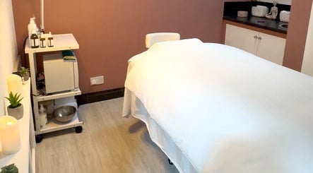 Relaxing therapy room at Sam at The Therapy Room, Ruislip, England, GB with a cozy massage bed.