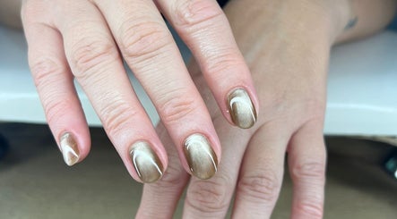 Elegant gold manicure at QWN Esther Beauty Bar in Willemstad, Curaçao, CW, showcasing exquisite nail artistry.