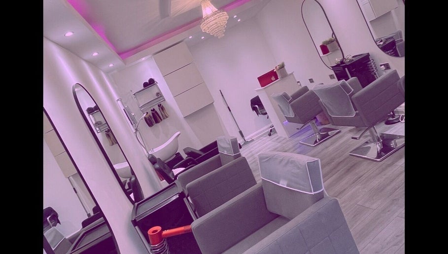 Chloes Hair and Beauty Salon Glasgow slika 1