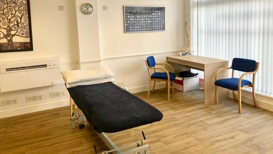 A calm, well-lit treatment room at Wallington Osteopaths in Carshalton Beeches, England, GB with a treatment bed.