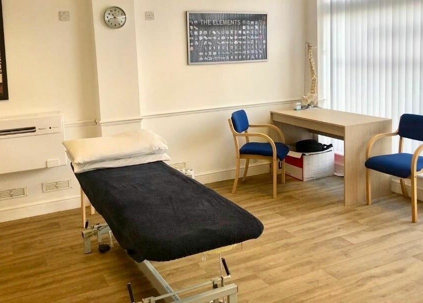 A calm, well-lit treatment room at Wallington Osteopaths in Carshalton Beeches, England, GB with a treatment bed.