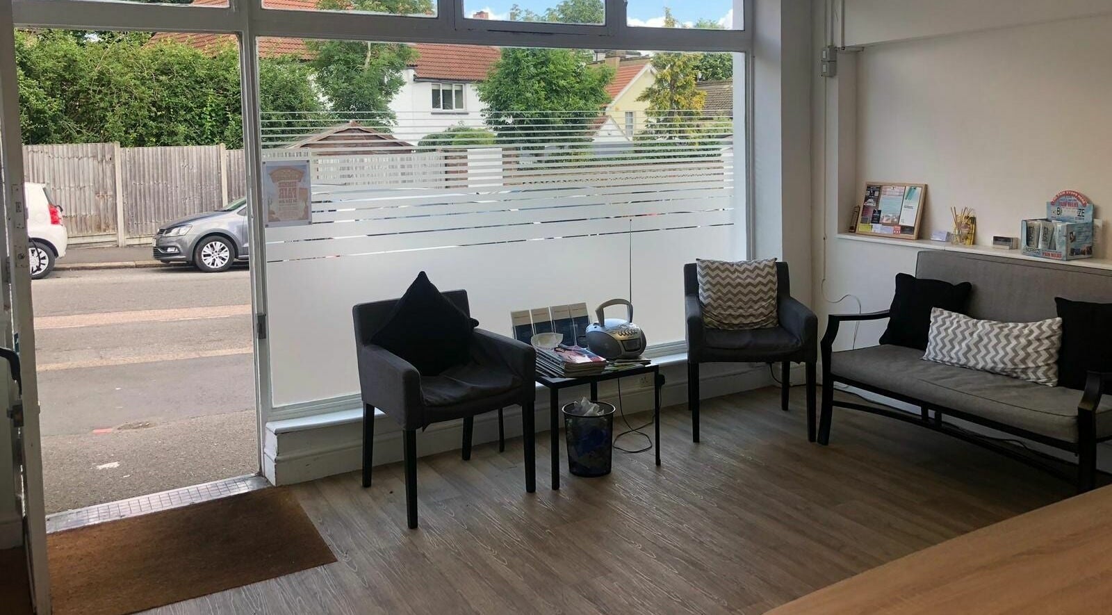 Cozy waiting area at Wallington Osteopaths, Carshalton Beeches, England, GB with chairs and modern decor.