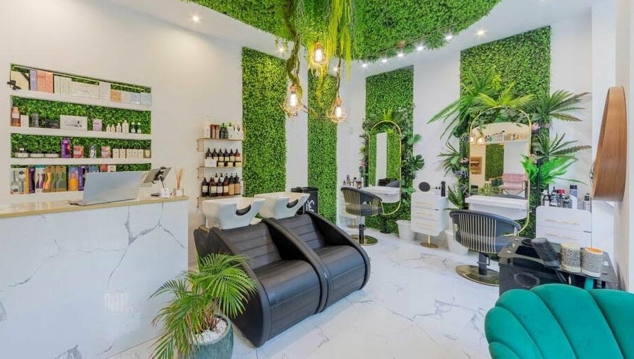 Interior modern la 4AM Beauty and Shop, București, București, RO, plin de verdeață elegantă.