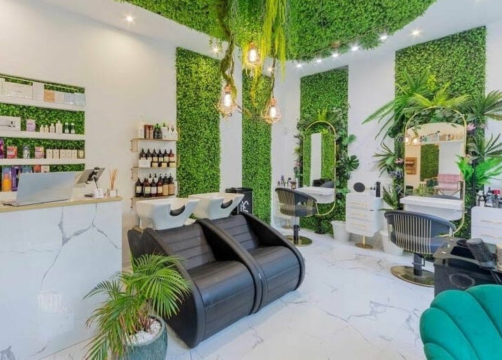 Interior modern la 4AM Beauty and Shop, București, București, RO, plin de verdeață elegantă.