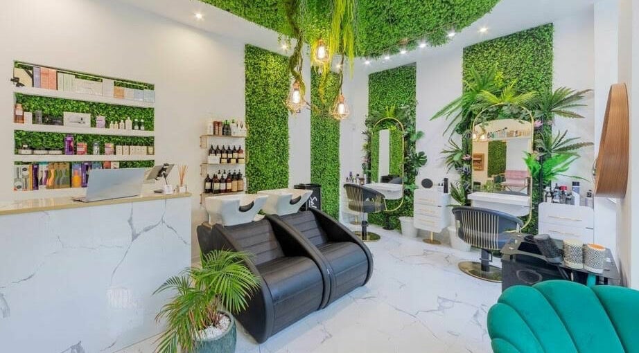 Interior modern la 4AM Beauty and Shop, București, București, RO, plin de verdeață elegantă.