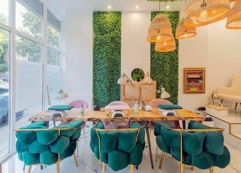 Interior elegant la 4AM Beauty and Shop, București, București, RO cu scaune verzi și decor de plante.