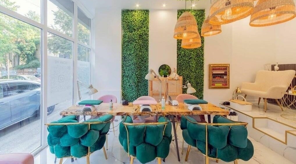 Interior elegant la 4AM Beauty and Shop, București, București, RO cu scaune verzi și decor de plante.