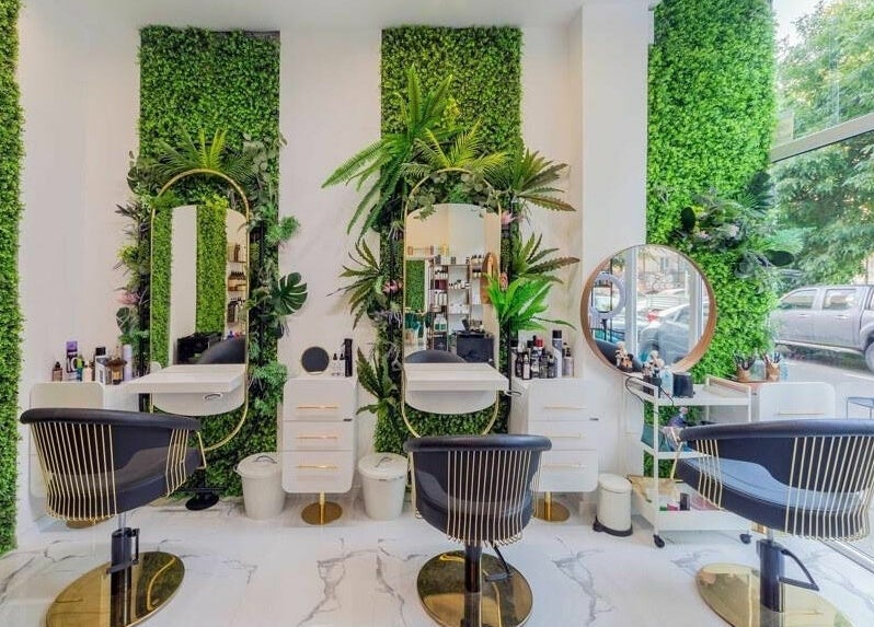 Scaune elegante și oglinzi stilate la 4AM Beauty and Shop, București, București, RO, înconjurate de verdeață luxuriantă.