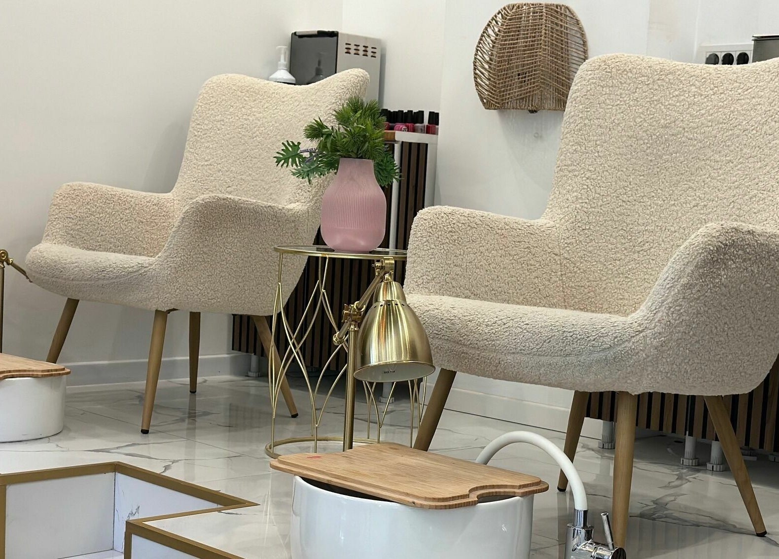 Fotolii elegante și lampă la 4AM Beauty and Shop, București, București, RO