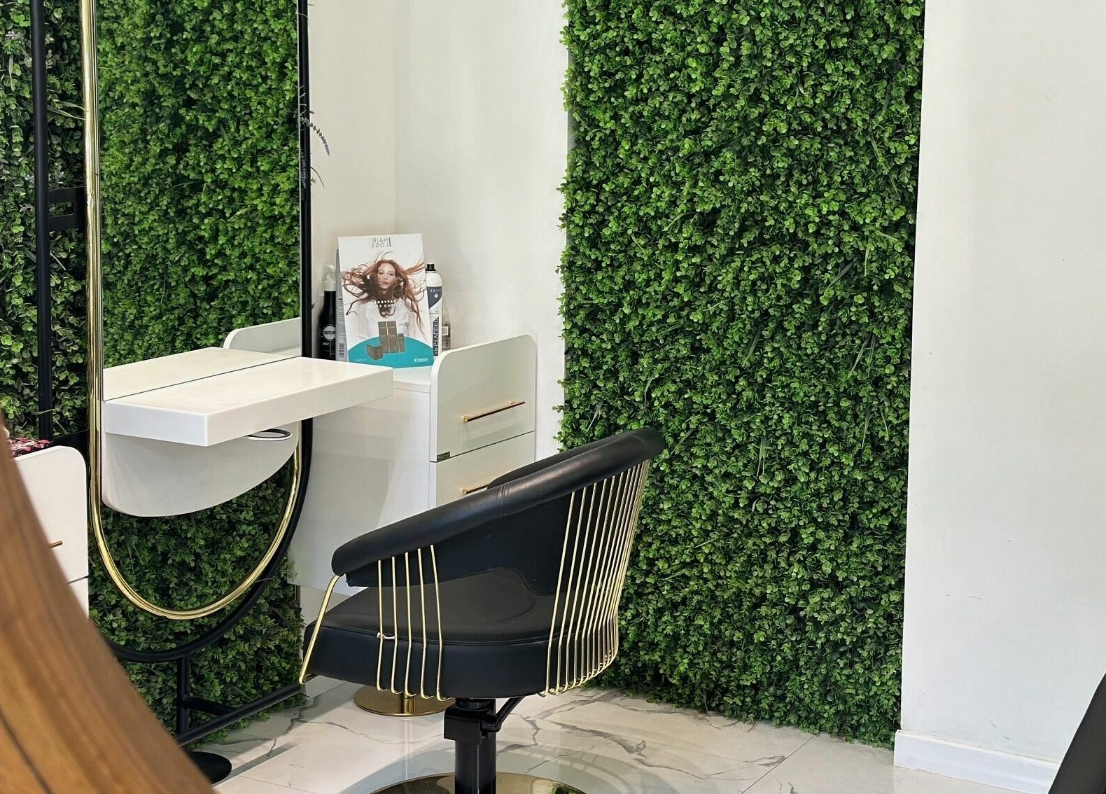 Scaun elegant și perete verde la 4AM Beauty and Shop, București, București, RO.
