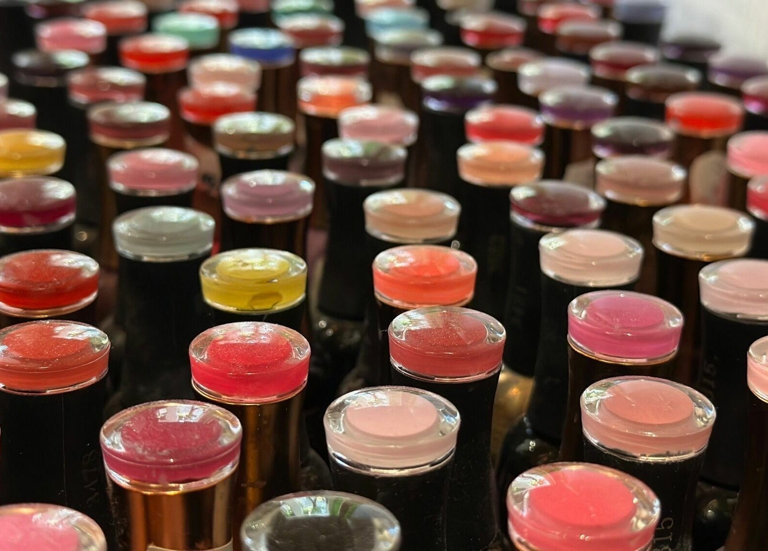 Colecție lacuri de unghii la 4AM Beauty and Shop, București, RO, o paletă vibrantă de culori atrăgătoare.