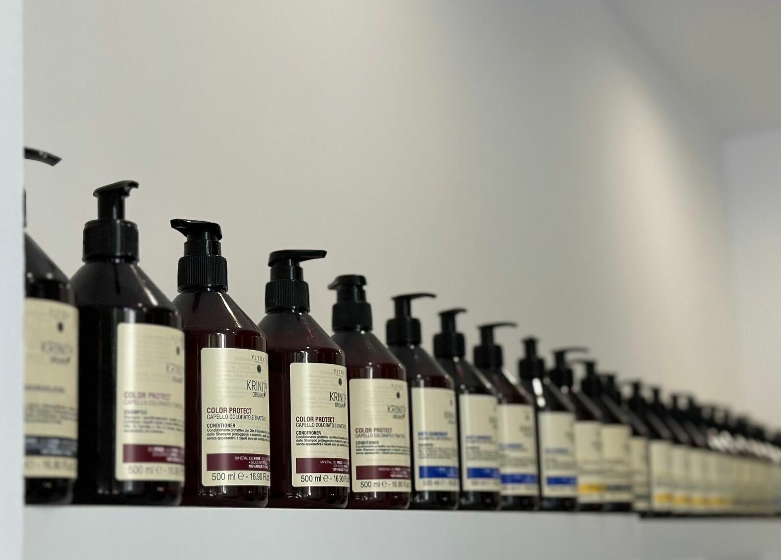 Produse îngrijire păr expuse pe raft la 4AM Beauty and Shop, București, București, RO.