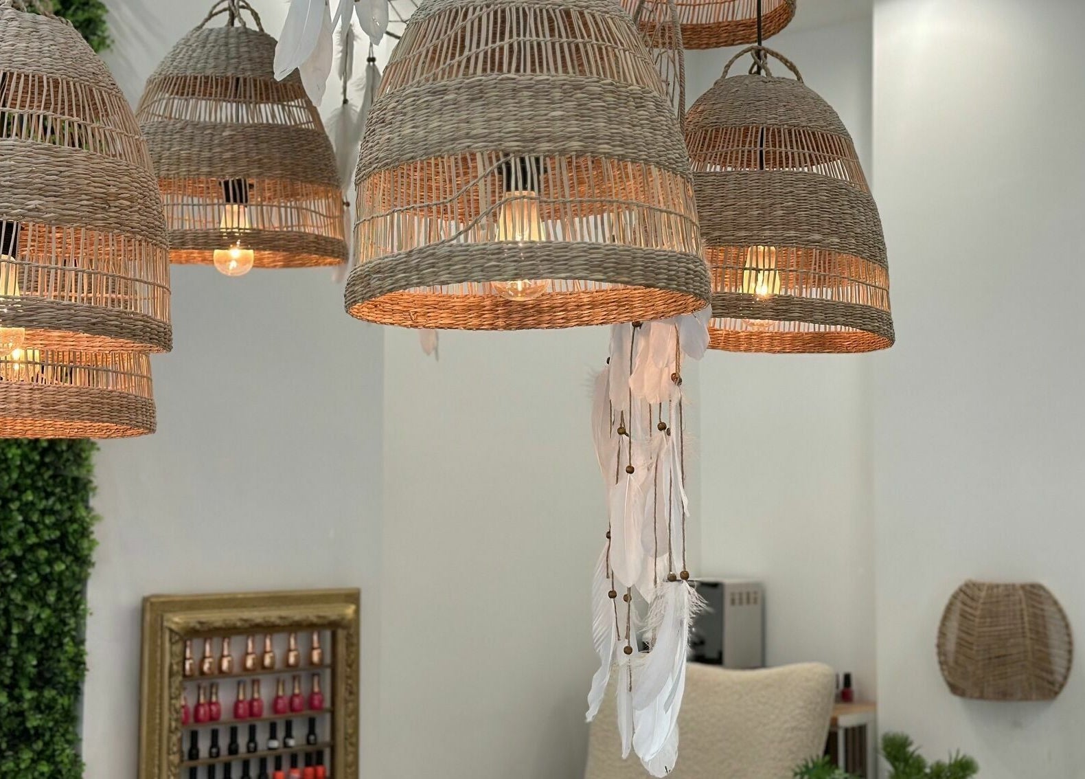 Lustre boho elegante la 4AM Beauty and Shop, București, București, RO, creând o atmosferă caldă.