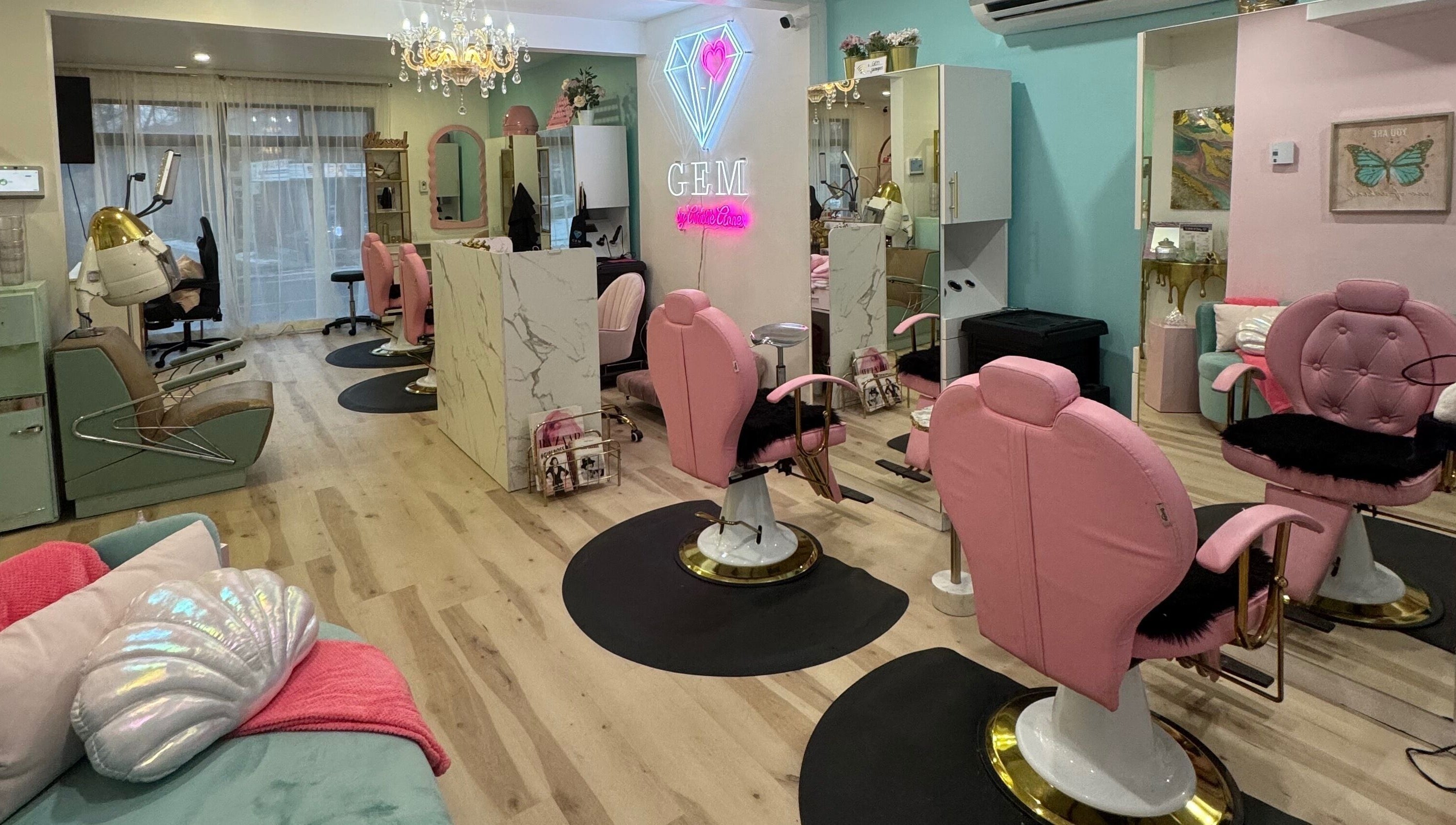 Intérieur chic du salon Gem à Montréal, Québec, CA avec des fauteuils roses et décorations modernes.