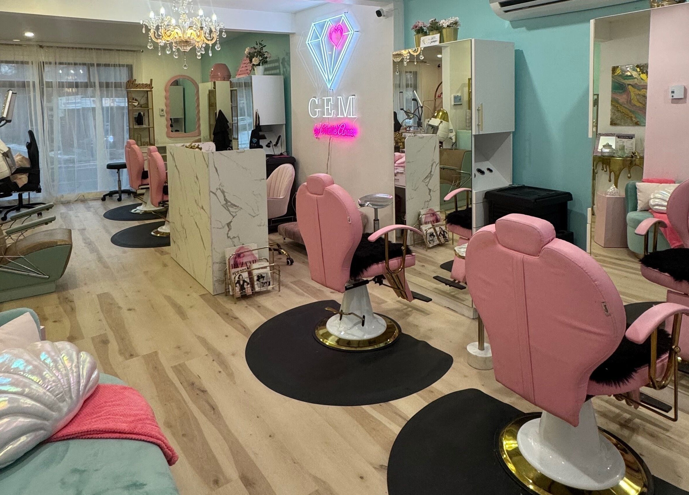 Intérieur chic du salon Gem à Montréal, Québec, CA avec des fauteuils roses et décorations modernes.