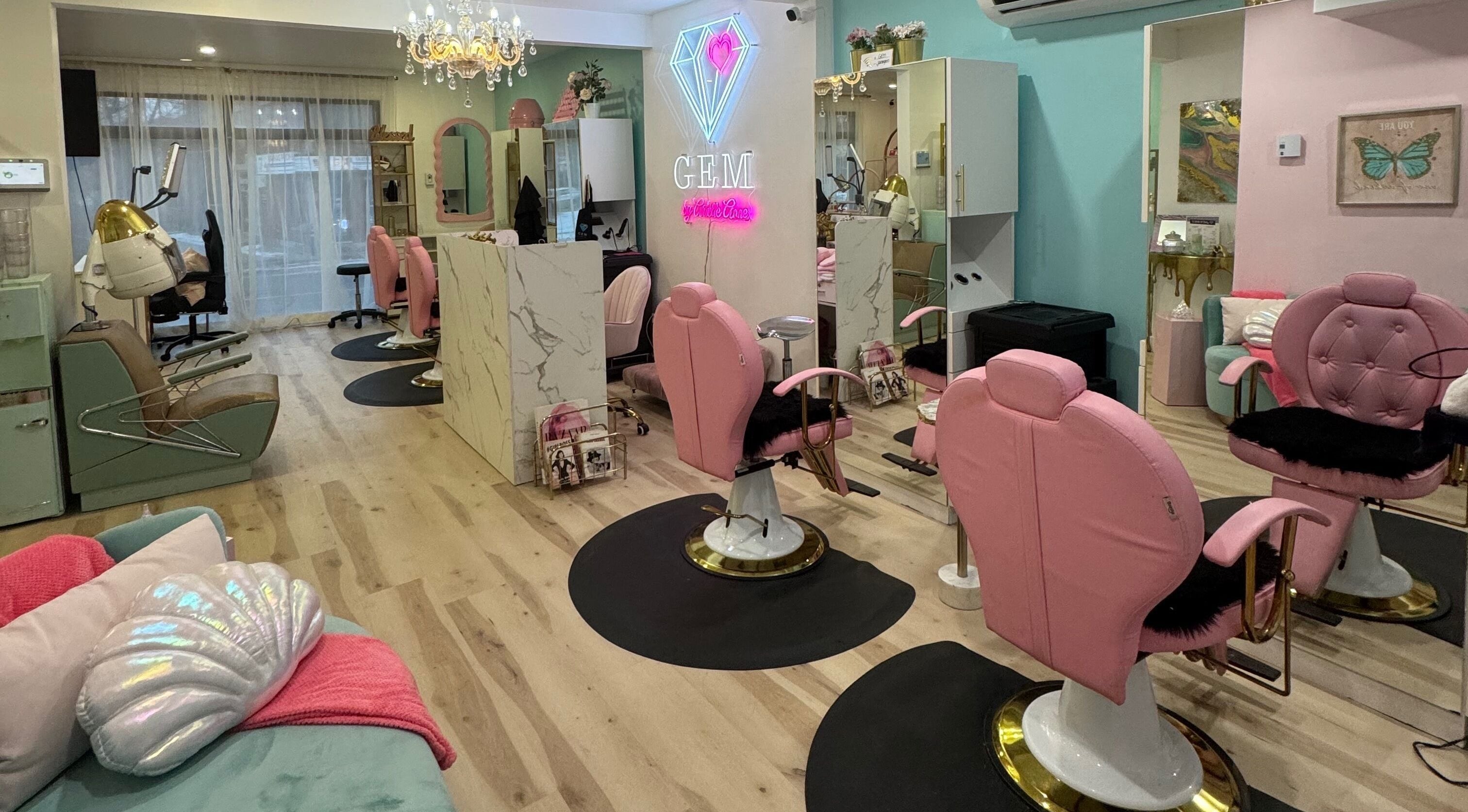 Intérieur chic du salon Gem à Montréal, Québec, CA avec des fauteuils roses et décorations modernes.