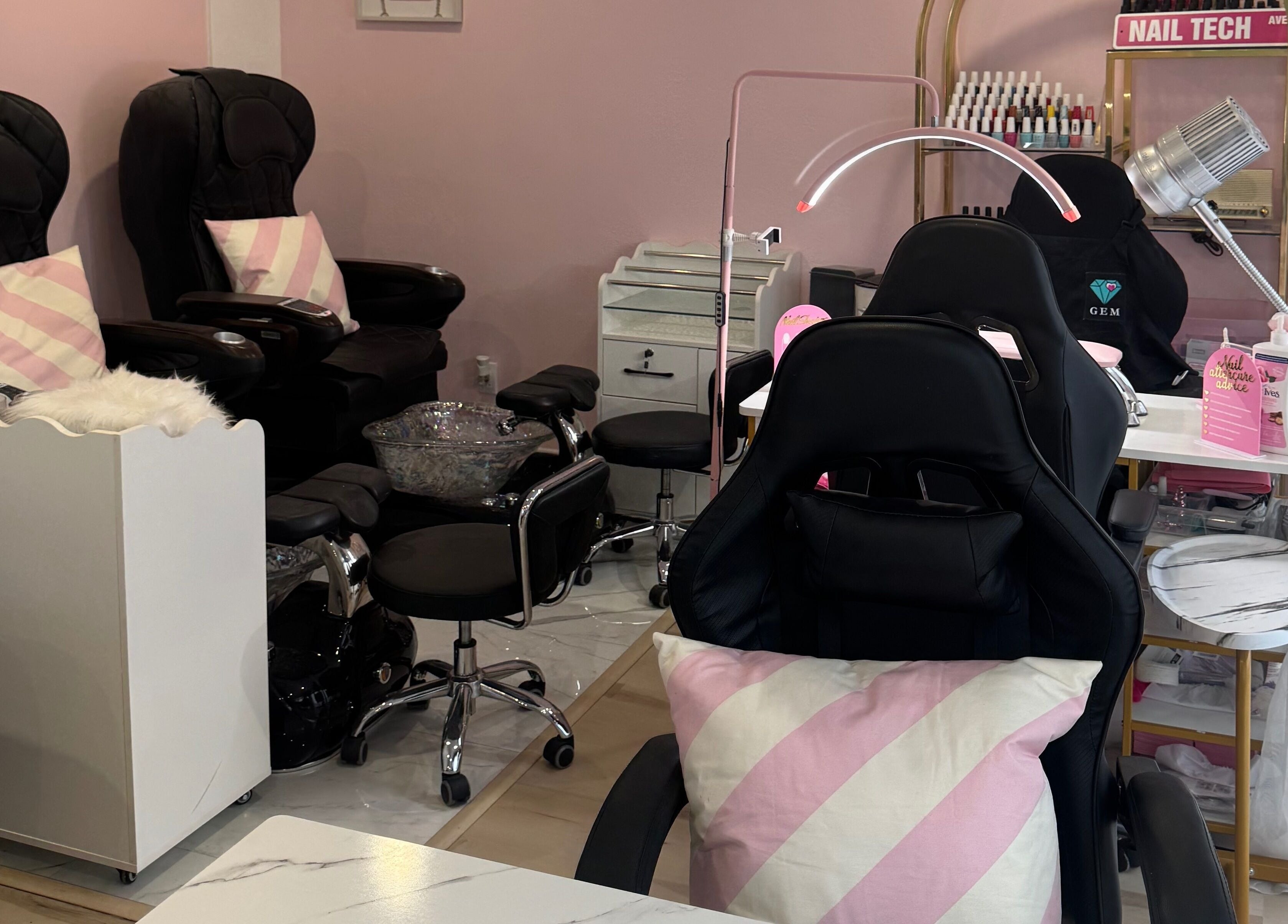 Chaises de pédicure élégantes et cosy chez Gem à Montréal, Québec, CA. Confort et style assuré.