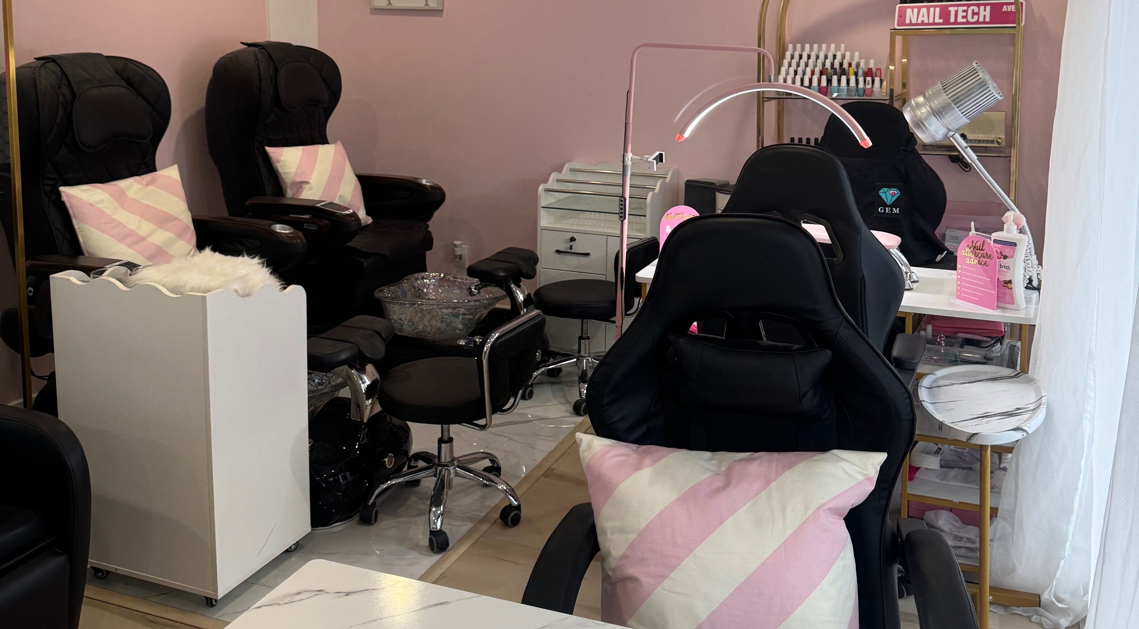 Chaises de pédicure élégantes et cosy chez Gem à Montréal, Québec, CA. Confort et style assuré.