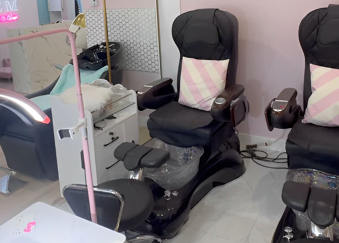 Fauteuils de pédicure élégants chez Gem à Montréal, Québec, CA, créant une ambiance relaxante.