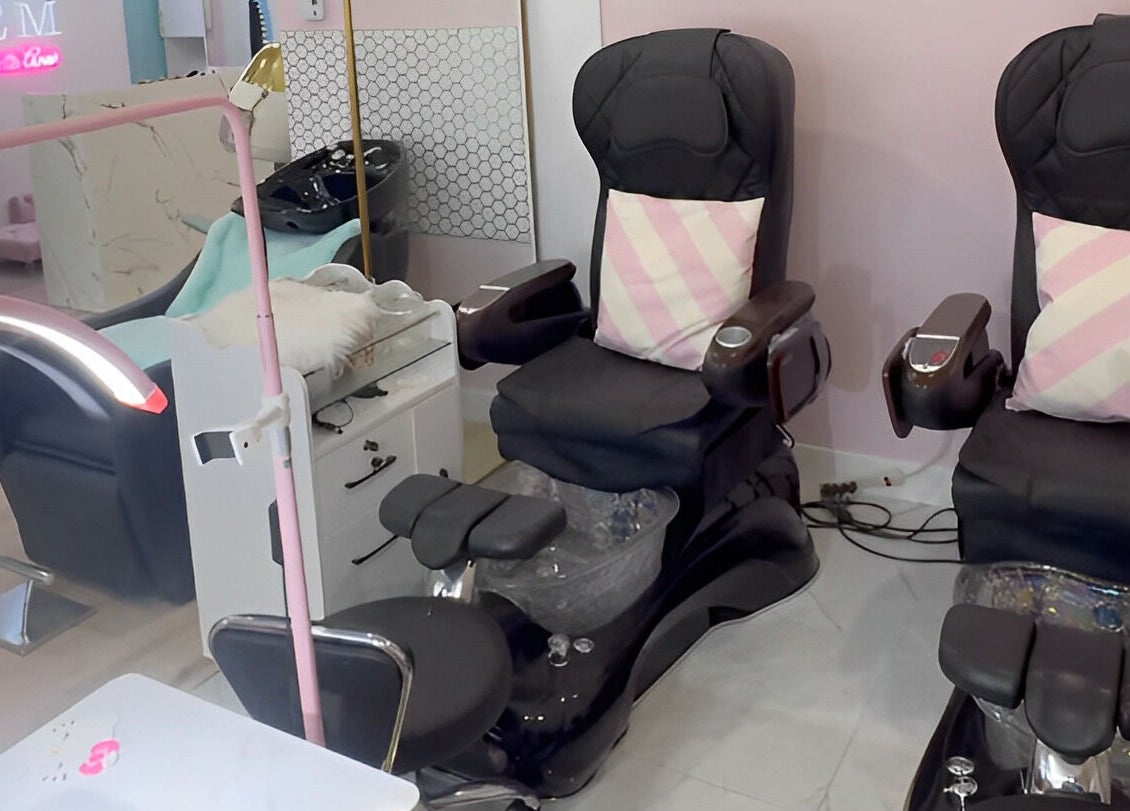 Fauteuils de pédicure élégants chez Gem à Montréal, Québec, CA, créant une ambiance relaxante.