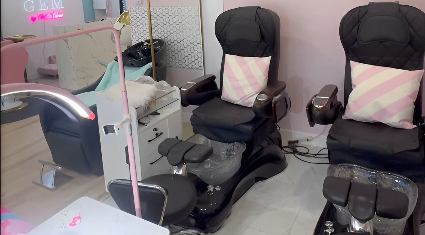 Fauteuils de pédicure élégants chez Gem à Montréal, Québec, CA, créant une ambiance relaxante.