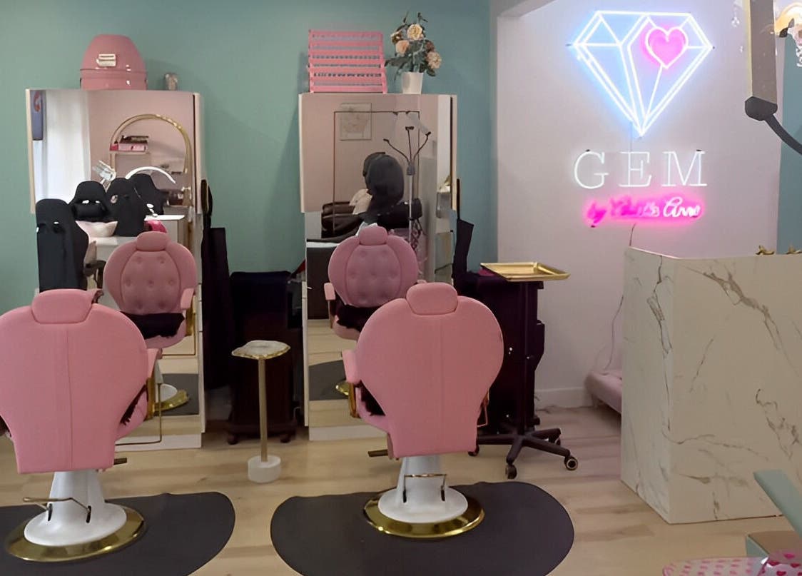 Intérieur élégant du salon Gem à Montréal, Québec, CA, avec fauteuils roses et éclairage néon.