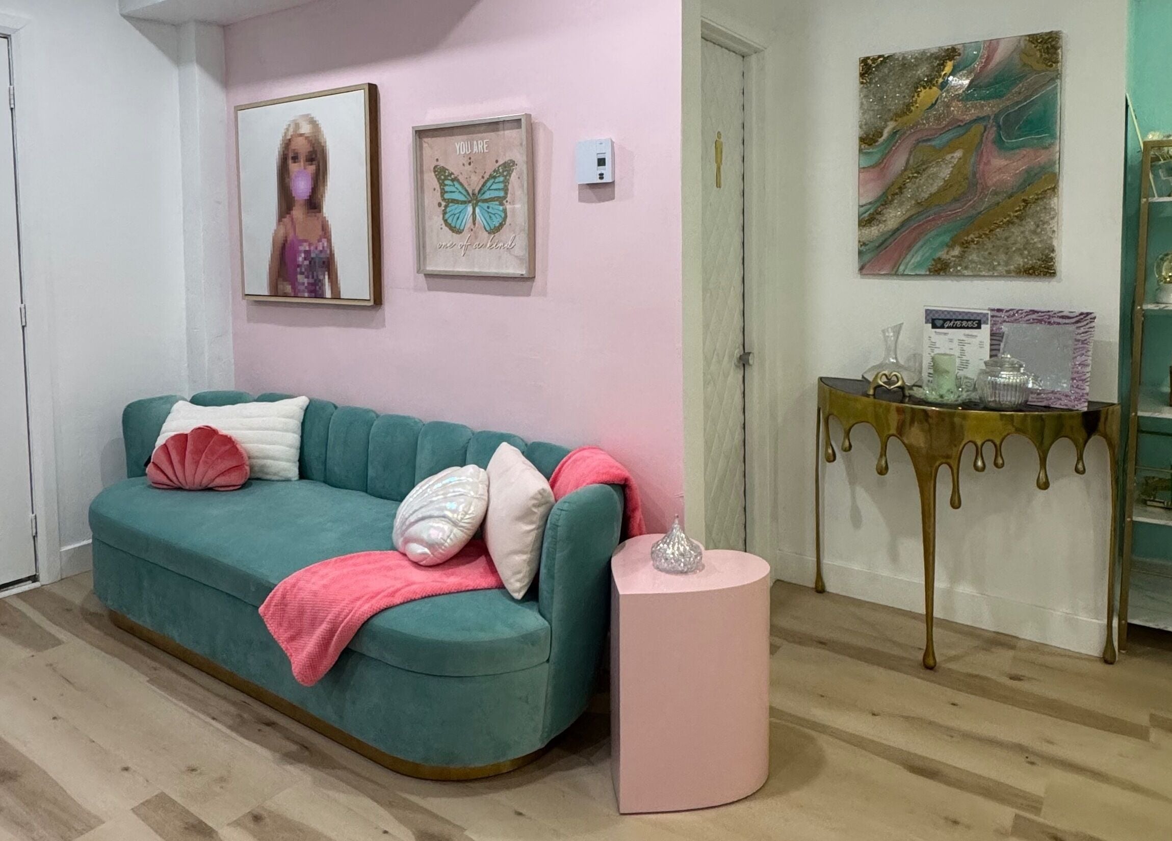 Salon charmant chez Gem à Montréal, Québec, CA, avec canapé turquoise et décor moderne.