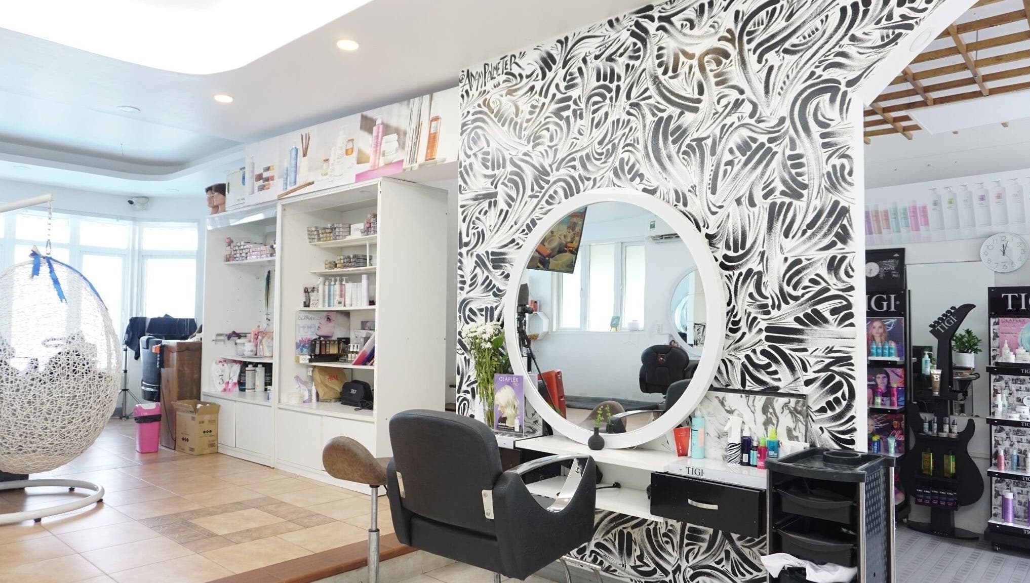 Modern salon interior at A Cut Above Asia, Thành phố Hồ Chí Minh, VN, featuring elegant decor and styling stations.