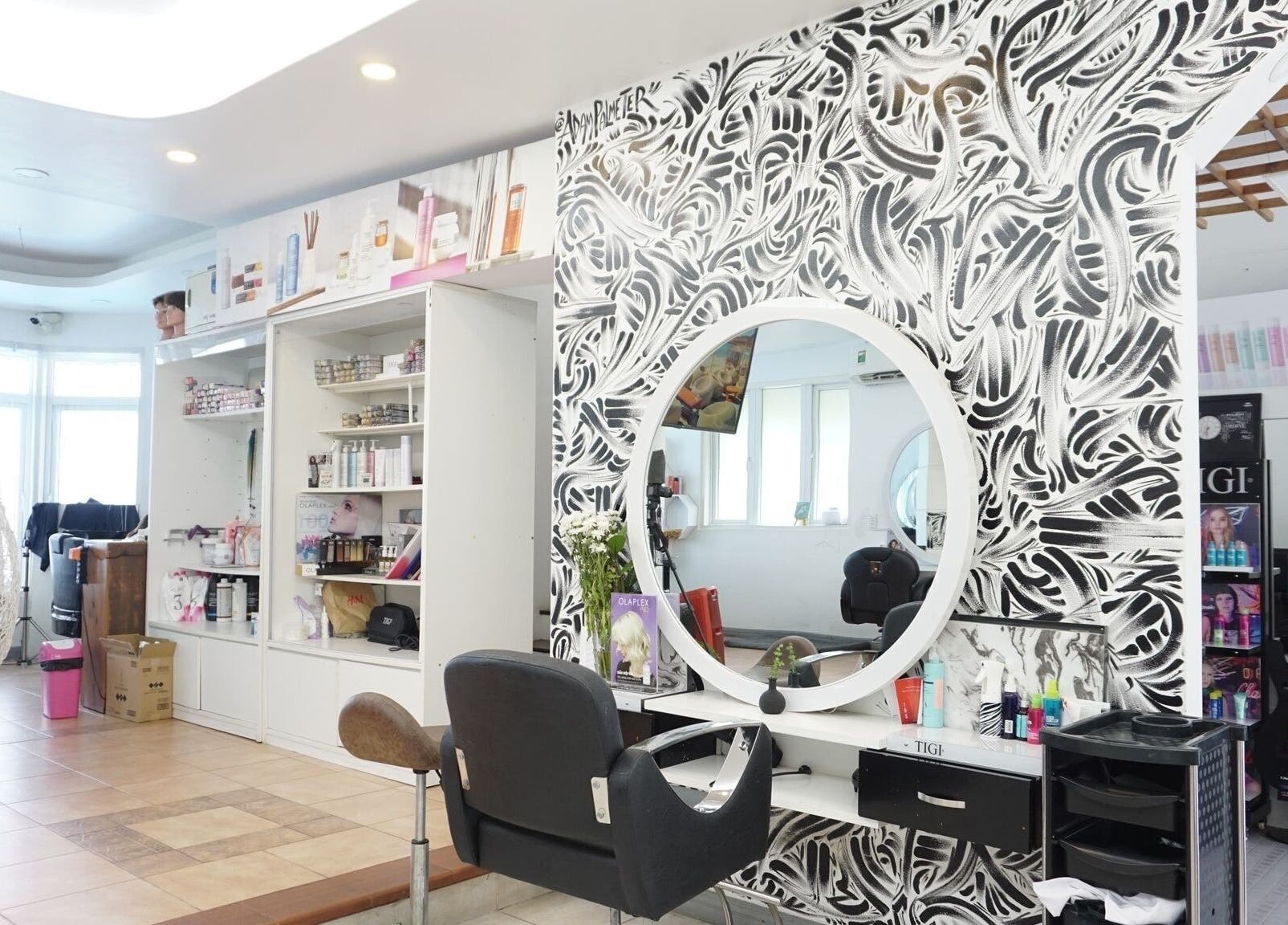 Modern salon interior at A Cut Above Asia, Thành phố Hồ Chí Minh, VN, featuring elegant decor and styling stations.