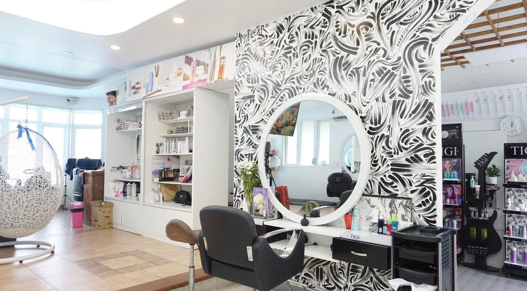 Modern salon interior at A Cut Above Asia, Thành phố Hồ Chí Minh, VN, featuring elegant decor and styling stations.