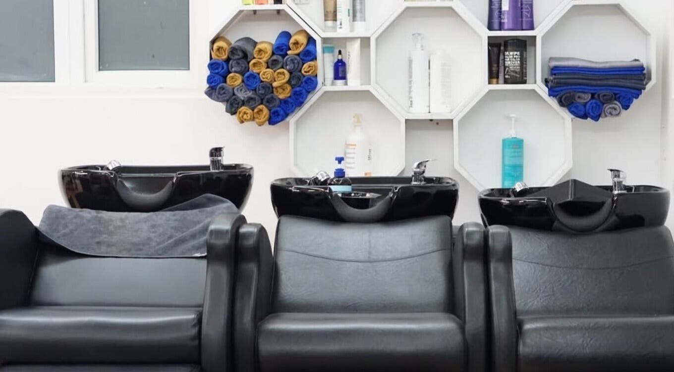 Elegant wash stations at A Cut Above Asia, Thành phố Hồ Chí Minh, VN, offering a relaxing beauty experience.