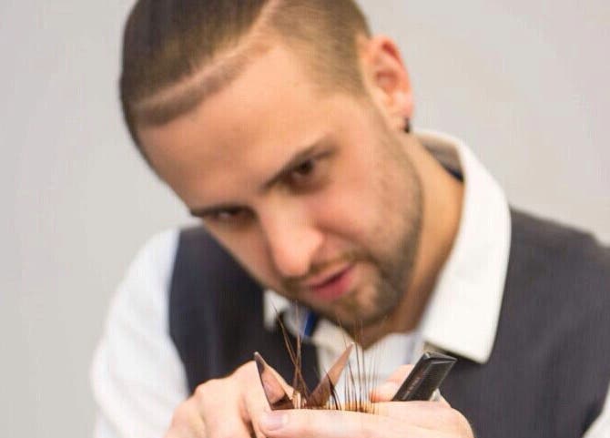 Expert stylist cutting hair at A Cut Above Asia, Thành phố Hồ Chí Minh, Thành phố Hồ Chí Minh, VN.