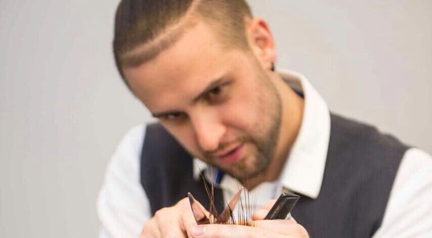 Expert stylist cutting hair at A Cut Above Asia, Thành phố Hồ Chí Minh, Thành phố Hồ Chí Minh, VN.